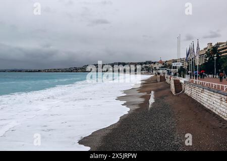 Strände von Nizza direkt nach dem Sturm, mit Sand bedeckt Stockfoto