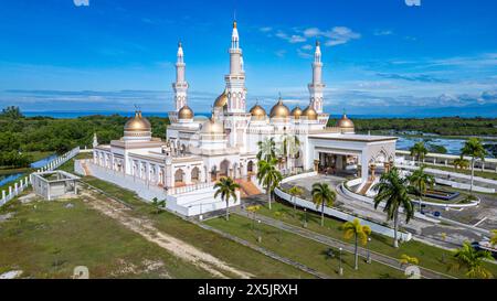 Luftaufnahme von Sultan Hassanal Bolkiah Masjid, Stadt Cotabato, autonome Region Bangsamoro im muslimischen Mindanao, Philippinen, Südostasien, Asien Copyright: Stockfoto