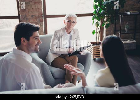 Foto des jungen Paares Argument positives Gespräch Psychotherapeut Büro Psychologe Ehe Familie Probleme Lösung Stockfoto