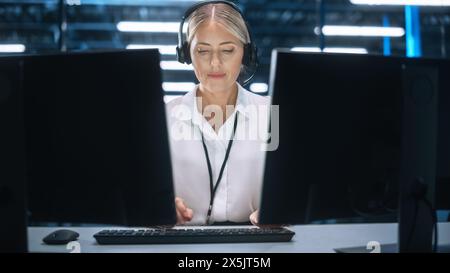Geschäftsfrau, die ein Headset trägt, arbeitet im Büro, um Remote-Kunden zu unterstützen. Call Center, Telemarketing, Customer Support Agent bieten Service bei Videokonferenzanrufen. Stockfoto
