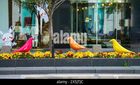 Toronto, Kanada - 5. Mai 2024: Dekoration Skulptur von Vögeln im Garten. Bloor-Yorkville Stockfoto