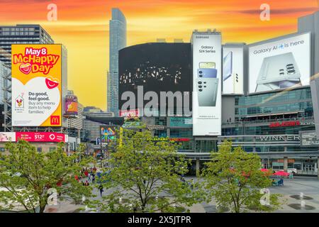 Werbetafeln in Yonge-Dundas Square, Toronto, Kanada Stockfoto