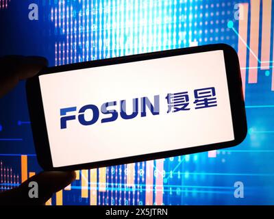 Konskie, Polen – 05. Mai 2024: Firmenlogo von Fosun auf dem Mobiltelefon Stockfoto