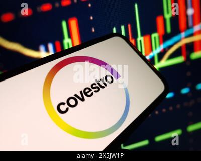 Konskie, Polen – 05. Mai 2024: Firmenlogo von Covestro auf dem Mobiltelefon Stockfoto