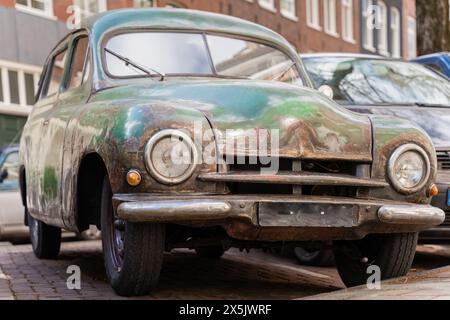 Vorderansicht des rostigen Oldtimerwagens Skoda 1200 aus dem Jahr 1953. Ein altes, verlassenes Familienauto. Stockfoto