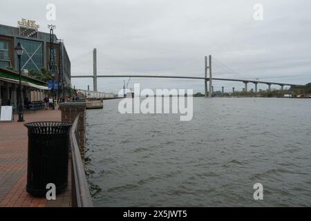 Die Talmadge Memorial Bridge ist eine Brücke, die den Savannah River überspannt. Stockfoto