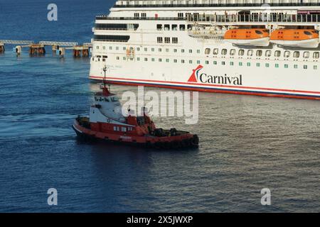 Stern von Carnival Magic, ein Kreuzfahrtschiff der Traumklasse, das im Hafen von Philipsburg auf der Karibikinsel Sint Maarten liegt. Stockfoto