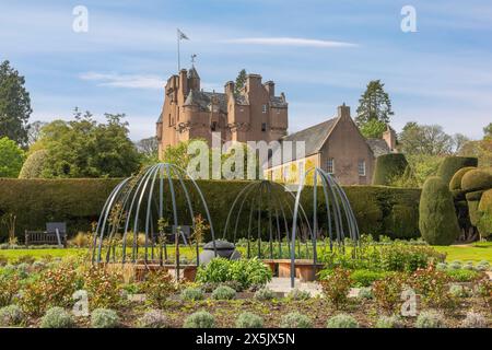 Crathes Castle, ein klassisches schottisches Turmhaus in Aberdeenshire, Schottland, bietet bezaubernde Türme und wunderschöne Gärten. Stockfoto