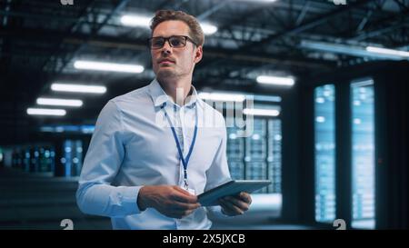 Abendbüro: Porträt eines erfolgreichen männlichen Chefingenieurs oder CEO, der Tablet-Computer zur Optimierung der Big Server Farm Cloud Computing Facility nutzt. Cyber Security, Network Protection Concept Stockfoto