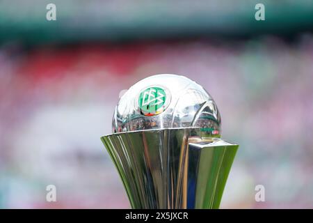 Köln, Deutschland. Mai 2024. Köln, 9. Mai 2024: Pokal-Trophäe beim DFB-Cup-Endspiel zwischen dem FC Bayern München und dem VfL Wolfsburg im RheinEnergieStadion in Köln. (Daniela Porcelli/SPP) Credit: SPP Sport Press Photo. /Alamy Live News Stockfoto