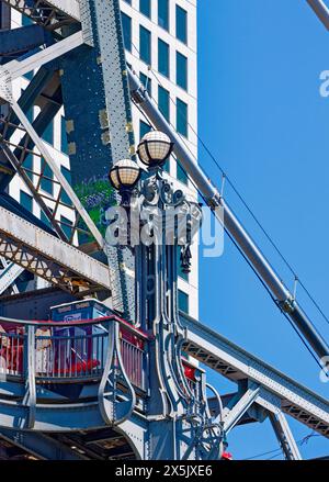 Turmdetail der Williamsburg Bridge. Nur die Mittelspannweite der Brücke ist an den Hauptkabeln aufgehängt. Stockfoto