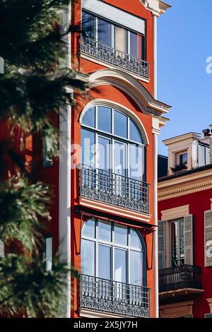 Nahaufnahme der Fassaden des Place Massena im Zentrum von Nizza Stockfoto