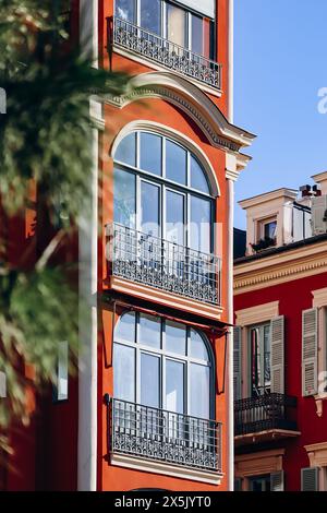 Nahaufnahme der Fassaden des Place Massena im Zentrum von Nizza Stockfoto