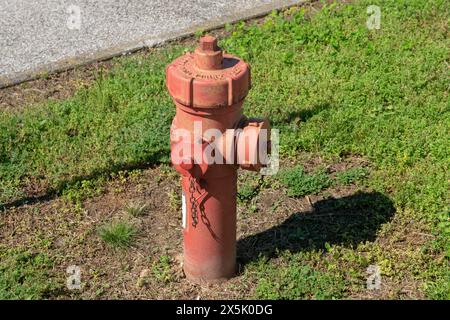 Hydranten, Brandschutz wirkt sich auf die Auslegung der Punkte mit den Schlauchanschlüssen für die Feuerwehr aus. Brandkontrolle und -Wartung. Brandschutz. Stockfoto