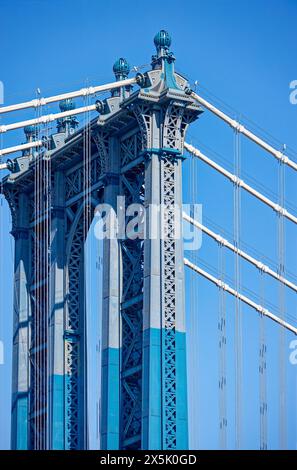 Tower Detail, Manhattan Bridge – zuletzt gebaut von den drei Lower East River Spans, die Brooklyn und Manhattan verbinden. Stockfoto