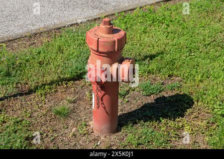 Hydranten, Brandschutz wirkt sich auf die Auslegung der Punkte mit den Schlauchanschlüssen für die Feuerwehr aus. Brandkontrolle und -Wartung. Brandschutz. Stockfoto