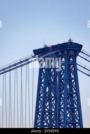 Turmdetail der Williamsburg Bridge. Nur die Mittelspannweite der Brücke ist an den Hauptkabeln aufgehängt. Stockfoto