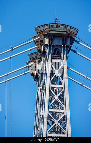 Turmdetail der Williamsburg Bridge. Nur die Mittelspannweite der Brücke ist an den Hauptkabeln aufgehängt. Stockfoto