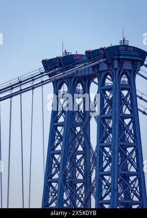 Turmdetail der Williamsburg Bridge. Nur die Mittelspannweite der Brücke ist an den Hauptkabeln aufgehängt. Stockfoto