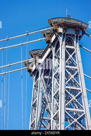 Turmdetail der Williamsburg Bridge. Nur die Mittelspannweite der Brücke ist an den Hauptkabeln aufgehängt. Stockfoto