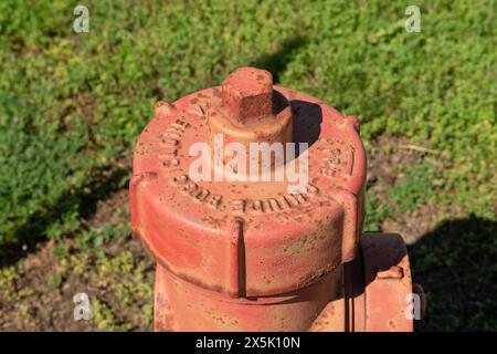 Hydranten, Brandschutz wirkt sich auf die Auslegung der Punkte mit den Schlauchanschlüssen für die Feuerwehr aus. Brandkontrolle und -Wartung. Brandschutz. Stockfoto