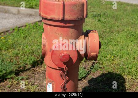 Hydranten, Brandschutz wirkt sich auf die Auslegung der Punkte mit den Schlauchanschlüssen für die Feuerwehr aus. Brandkontrolle und -Wartung. Brandschutz. Stockfoto