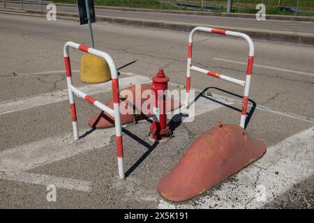 Hydranten, Brandschutz wirkt sich auf die Auslegung der Punkte mit den Schlauchanschlüssen für die Feuerwehr aus. Brandkontrolle und -Wartung. Brandschutz. Stockfoto