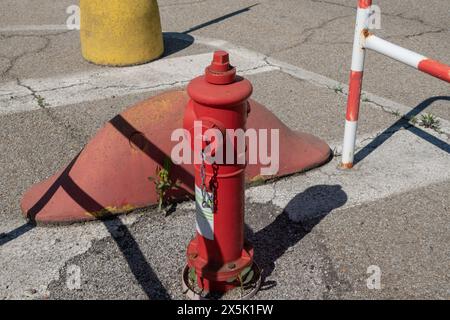 Hydranten, Brandschutz wirkt sich auf die Auslegung der Punkte mit den Schlauchanschlüssen für die Feuerwehr aus. Brandkontrolle und -Wartung. Brandschutz. Stockfoto