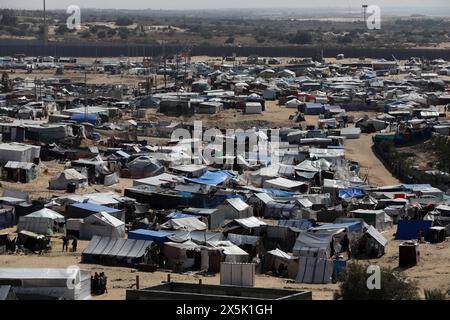 Ein Lager für Binnenvertriebene in der Nähe der Grenze zu Ägypten, in Rafah Ein Lager für Binnenvertriebene in der Nähe der Grenze zu Ägypten, in Rafah, südlicher Gazastreifen, 9. Mai 2024, ausgestellt am 10. Mai 2024. Die israelische Verteidigungsstreitkräfte (IDF) forderte am 6. Mai die Bewohner des östlichen Rafah auf, vorübergehend in ein erweitertes humanitäres Gebiet zu evakuieren. Am 7. Mai gab die IDF bekannt, dass ihre Bodentruppen eine nächtliche Operation gegen Hamas-Militante und Infrastruktur in bestimmten Gebieten im Osten Rafahs begannen und die operative Kontrolle über die Gaza-Seite des Rafah-Übergangs auf der Grundlage von Erkenntnissen übernahmen Stockfoto