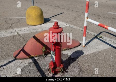 Hydranten, Brandschutz wirkt sich auf die Auslegung der Punkte mit den Schlauchanschlüssen für die Feuerwehr aus. Brandkontrolle und -Wartung. Brandschutz. Stockfoto