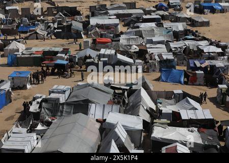 Ein Lager für Binnenvertriebene in der Nähe der Grenze zu Ägypten, in Rafah Ein Lager für Binnenvertriebene in der Nähe der Grenze zu Ägypten, in Rafah, südlicher Gazastreifen, 9. Mai 2024, ausgestellt am 10. Mai 2024. Die israelische Verteidigungsstreitkräfte (IDF) forderte am 6. Mai die Bewohner des östlichen Rafah auf, vorübergehend in ein erweitertes humanitäres Gebiet zu evakuieren. Am 7. Mai gab die IDF bekannt, dass ihre Bodentruppen eine nächtliche Operation gegen Hamas-Militante und Infrastruktur in bestimmten Gebieten im Osten Rafahs begannen und die operative Kontrolle über die Gaza-Seite des Rafah-Übergangs auf der Grundlage von Erkenntnissen übernahmen Stockfoto