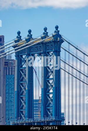 Tower Detail, Manhattan Bridge – zuletzt gebaut von den drei Lower East River Spans, die Brooklyn und Manhattan verbinden. Stockfoto