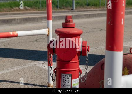 Hydranten, Brandschutz wirkt sich auf die Auslegung der Punkte mit den Schlauchanschlüssen für die Feuerwehr aus. Brandkontrolle und -Wartung. Brandschutz. Stockfoto