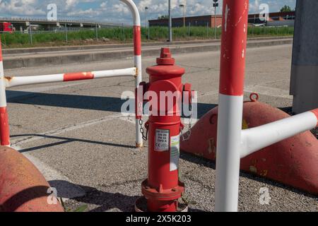 Hydranten, Brandschutz wirkt sich auf die Auslegung der Punkte mit den Schlauchanschlüssen für die Feuerwehr aus. Brandkontrolle und -Wartung. Brandschutz. Stockfoto