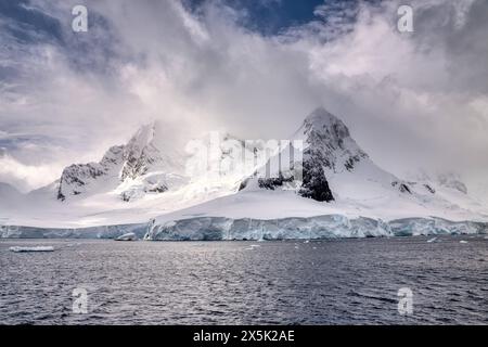 Schneebedeckte Berge an der Mündung des Lemaire-Kanals, Antarktische Halbinsel, Polarregionen Copyright: SpencerxClark 1320-301 Stockfoto