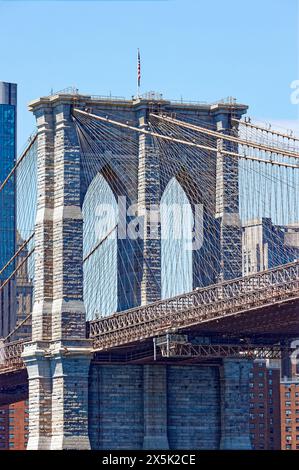 Der Manhattan Tower der berühmten Brooklyn Bridge über den East River verbindet Manhattan und Brooklyn, der an einem sonnigen Frühlingstag im Mai zu sehen ist. Stockfoto