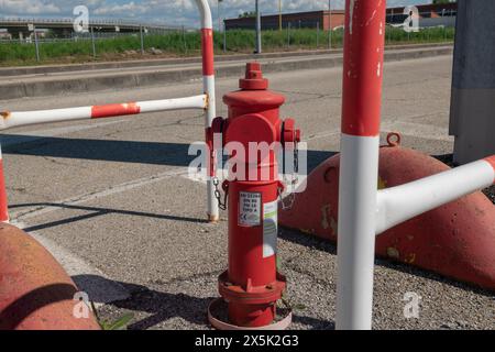 Hydranten, Brandschutz wirkt sich auf die Auslegung der Punkte mit den Schlauchanschlüssen für die Feuerwehr aus. Brandkontrolle und -Wartung. Brandschutz. Stockfoto