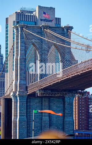 Der Manhattan Tower der berühmten Brooklyn Bridge über den East River verbindet Manhattan und Brooklyn, der an einem sonnigen Frühlingstag im Mai zu sehen ist. Stockfoto