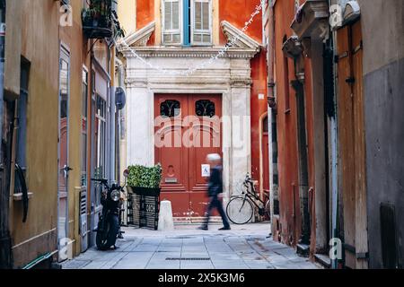 Nizza, Frankreich - 12. November 2023: Häuser und Straßen in der Altstadt von Nizza Stockfoto