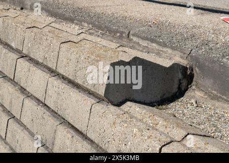 Trockene Steinwände, Baudetails vorgefertigter Wände in Betonblöcken, Haltewand in Betonblöcken. Stockfoto