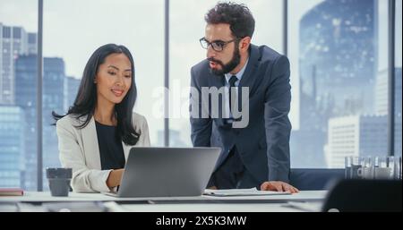Modernes Büro: Porträt des erfolgreichen Corporate CEO und Top Manager Talk, Nutzung von Laptop Computer. Geschäftsleute diskutieren über Investitionen in Digital e-Commerce Fintech Startup. Multiethnisches Arbeitsumfeld Stockfoto