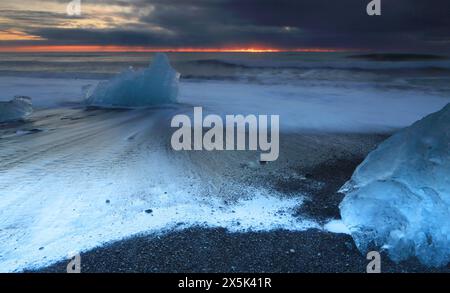 Breioamerkursandur Diamond Beach in der Nähe der Jokulsarlon Glacier Lagoon, bei Sonnenaufgang, Vatnajokull Nationalpark, Süd-Island, Polarregionen Copyrigh Stockfoto