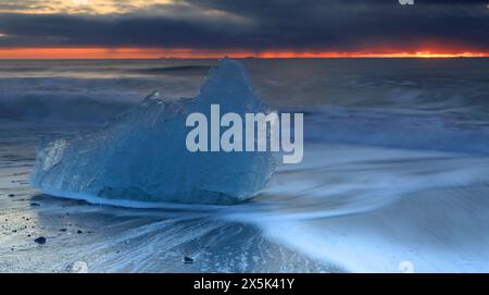 Breioamerkursandur Diamond Beach in der Nähe der Jokulsarlon Glacier Lagoon, bei Sonnenaufgang, Vatnajokull Nationalpark, Süd-Island, Polarregionen Copyrigh Stockfoto