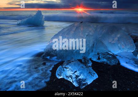 Breioamerkursandur Diamond Beach in der Nähe der Jokulsarlon Glacier Lagoon, bei Sonnenaufgang, Vatnajokull Nationalpark, Süd-Island, Polarregionen Copyrigh Stockfoto