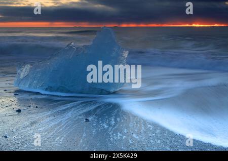 Breioamerkursandur Diamond Beach in der Nähe der Jokulsarlon Glacier Lagoon, bei Sonnenaufgang, Vatnajokull Nationalpark, Süd-Island, Polarregionen Copyrigh Stockfoto