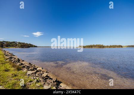 Die Wallaga Lake Bridge und die umliegende Landschaft in Bega Shire, New South Wales, Australien Stockfoto