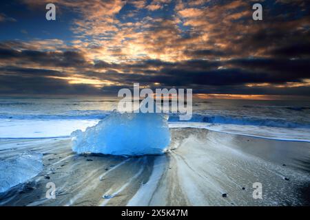 Breioamerkursandur Diamond Beach in der Nähe der Jokulsarlon Glacier Lagoon, bei Sonnenaufgang, Vatnajokull Nationalpark, Süd-Island, Polarregionen Copyrigh Stockfoto