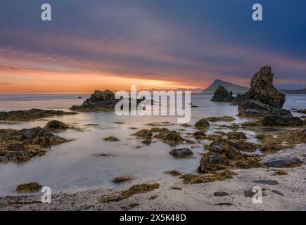 Küstenlandschaft im Arneshreppur an der Bucht Trekyllisvik. Das Strandir in den Westfjorden (Vestfirdir) in Island im Herbst. Stockfoto