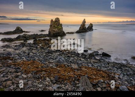 Küstenlandschaft im Arneshreppur an der Bucht Trekyllisvik. Das Strandir in den Westfjorden (Vestfirdir) in Island im Herbst. Stockfoto