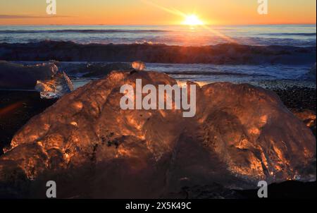 Breioamerkursandur Diamond Beach in der Nähe der Jokulsarlon Glacier Lagoon, bei Sonnenaufgang, Vatnajokull Nationalpark, Süd-Island, Polarregionen Copyrigh Stockfoto